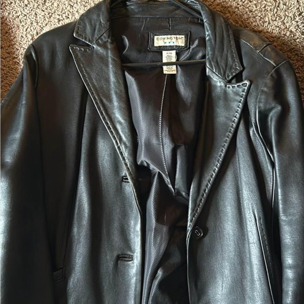 Woman short leather jacket